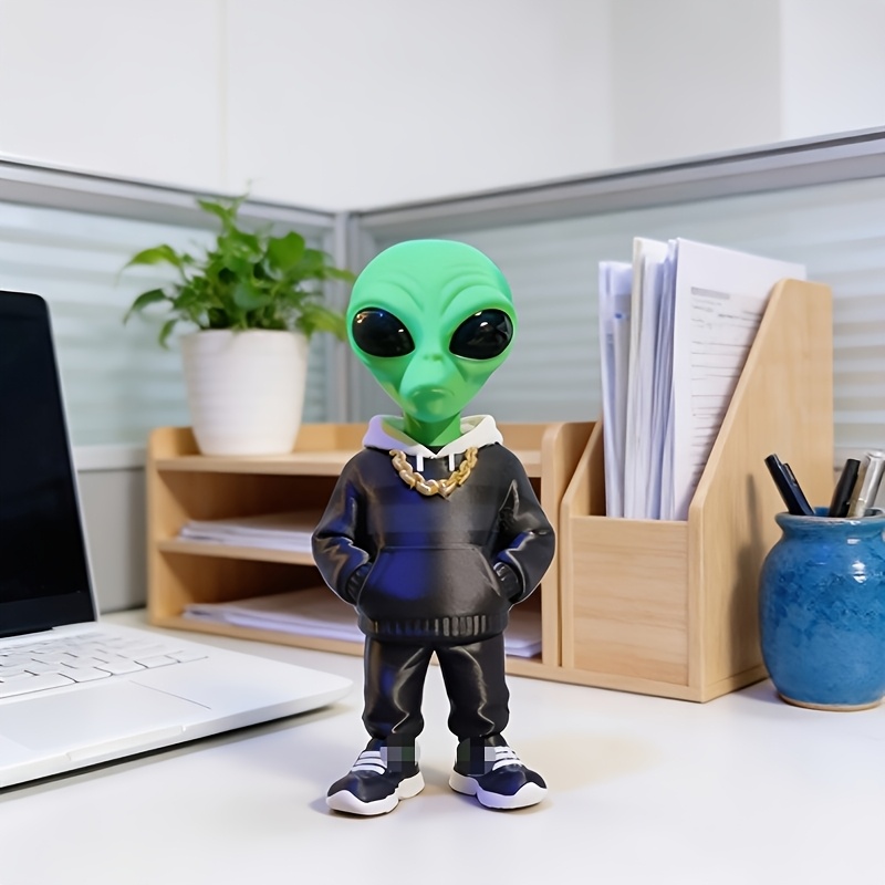 Office Furniture Brand - 1ピースグリーンエイリアンフィギュア、ポケットデザイン付き、3Dプリントエイリアンデコレーション、黒い服を着たエイリアンフィギュア、立っているエイリアンフィギュアデスクトップオーナメント、オフィスデスクデコレーション、家の装飾、デスク、オフィスデスク、本棚、リビングルーム、寝室などに置くのに適しています。 贈り物として最適な贈り物です。